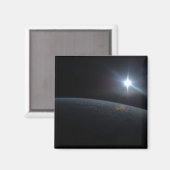 De zon gaat onder aan de horizon van de aarde. magneet (Voorkant / Achterkant)