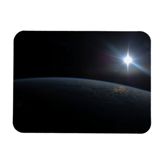 De zon gaat onder aan de horizon van de aarde. magneet (Horizontaal)