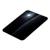 De zon gaat onder aan de horizon van de aarde. magneet (Linkerzijde)