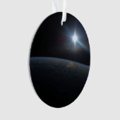 De zon gaat onder aan de horizon van de aarde. ornament (voorkant)