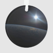 De zon gaat onder aan de horizon van de aarde. ornament (achterkant)