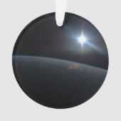 De zon gaat onder aan de horizon van de aarde. ornament (voorkant)