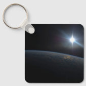 De zon gaat onder aan de horizon van de aarde. sleutelhanger (Voorkant)