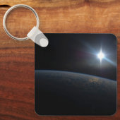 De zon gaat onder aan de horizon van de aarde. sleutelhanger (Voorkant)