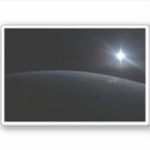 De zon gaat onder aan de horizon van de aarde. sticker (Voorkant)