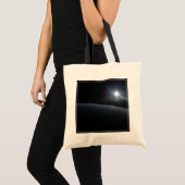 De zon gaat onder aan de horizon van de aarde. tote bag (Voorkant (product))