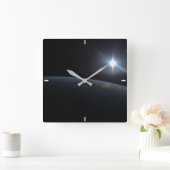 De zon gaat onder aan de horizon van de aarde. vierkante klok (Huis)