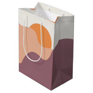 De zon gaat onder achter de paarse heuvels medium cadeauzakje
