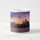 De zon gaat onder boven de skyline van Chicago Grote Koffiekop (Voorkant)