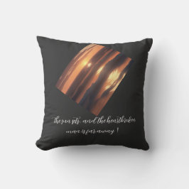 De zon gaat onder en het gebroken man is ver weg kussen