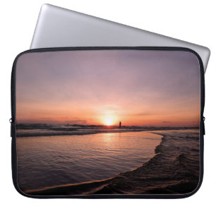 De zon op het strand is donker licht en sterk su laptop sleeve