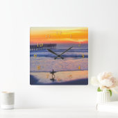 DE ZON OP WEG NAAR HUIS SURFER VIERKANTE KLOK (Huis)