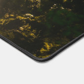 De zon schijnt op een magische waterval bureaumat (Hoek)