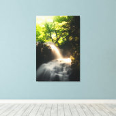 De zon schijnt op een magische waterval canvas afdruk (Insitu (Houten vloer))