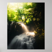 De zon schijnt op een magische waterval poster (Voorkant)