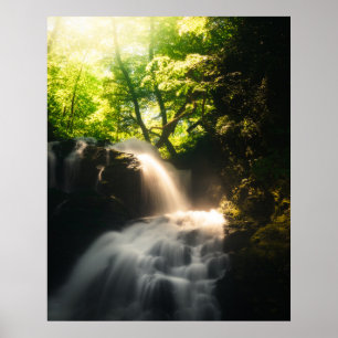 De zon schijnt op een magische waterval poster