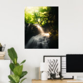De zon schijnt op een magische waterval poster (Thuiskantoor)