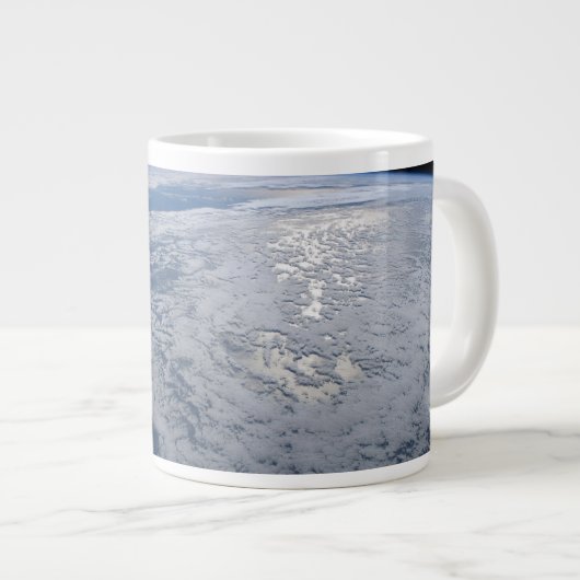 De zon straalt uit op de Stille Zuidzee. Grote Koffiekop (Voorkant rechts)