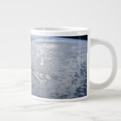 De zon straalt uit op de Stille Zuidzee. Grote Koffiekop (Rechts)