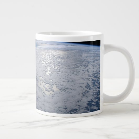 De zon straalt uit op de Stille Zuidzee. Grote Koffiekop (Rechts)