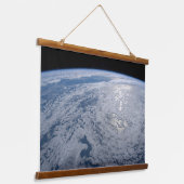 De zon straalt uit op de Stille Zuidzee. Hangend Wandkleed (Gebogen)