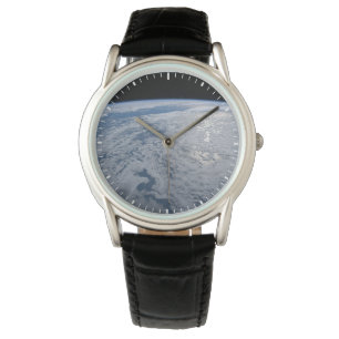 De zon straalt uit op de Stille Zuidzee. Horloge