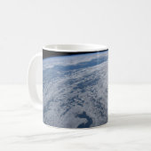 De zon straalt uit op de Stille Zuidzee. Koffiemok (Voorkant links)