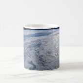 De zon straalt uit op de Stille Zuidzee. Koffiemok (Center)