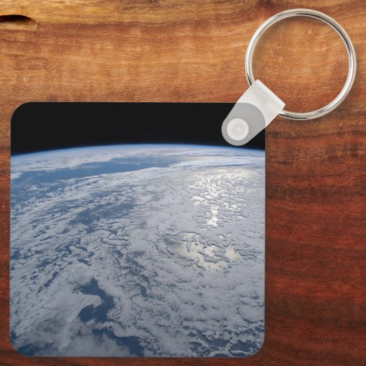De zon straalt uit op de Stille Zuidzee. Sleutelhanger (Achterkant)