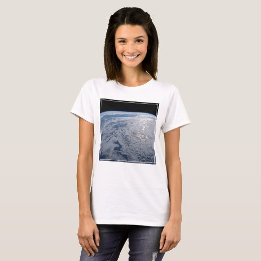 De zon straalt uit op de Stille Zuidzee. T-shirt (Voorkant volledig)