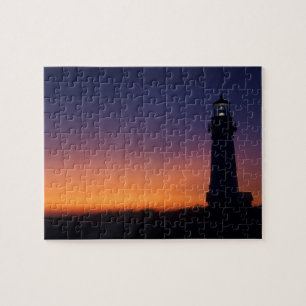 De zon valt naar beneden op de kleurrijke horizon legpuzzel