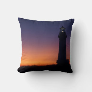 De zon valt neer op de kleurrijke horizon kussen