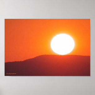 De zon zit bovenop de berg poster
