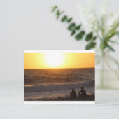 De zonsondergang bekijken briefkaart (Staand voorkant)