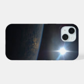 De zonsondergang boven de horizon van de aarde. iPhone 15 case (Achterkant horizontaal)