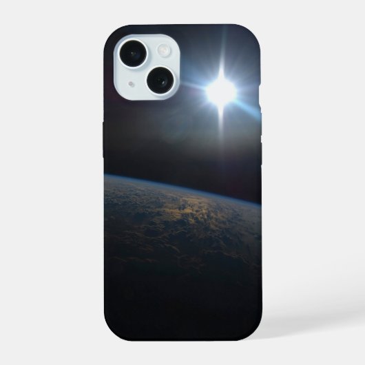 De zonsondergang boven de horizon van de aarde. iPhone 15 case (Achterkant)