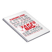 De zorg voor kleine mensen neemt grote harten notitieboek (Rechterzijde)