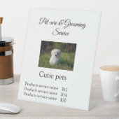 De zorgverlener voegt naamadrestekst toe reclamebord met voetstuk (Insitu)