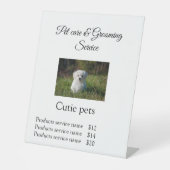 De zorgverlener voegt naamadrestekst toe reclamebord met voetstuk (Voorkant)