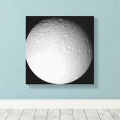 De zuidpool van de maan van Saturnus Tethys Canvas Afdruk (Insitu (Houten vloer))