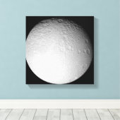 De zuidpool van de maan van Saturnus Tethys Canvas Afdruk (Insitu (Houten vloer))