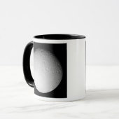 De zuidpool van de maan van Saturnus Tethys Mok (Voorkant links)