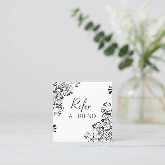 De zwarte en Witte Floral Rol Verwijs een Vriend Aanbevelingskaartje (Staand voorkant)