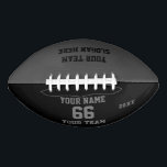 De zwarte grijze Football van de douane met Naam,<br><div class="desc">Creëer uw eigen zwarte grijze coole Football met Naam, Aantal, de Naam van het Team, Slogan en Jaar. Pas deze eenvoudige klassieke sjabloon van het football met uw douanebericht, naam, teamnaam en jaar aan. Eenvoudig personaliseer het voor een coole sportkeepasis. Creëer je unieke persoonlijke cadeau voor coach, jongensverjaardag, football speler,...</div>