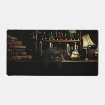 De zwarte kat van de bibliotheek Arcanum Desk Mat