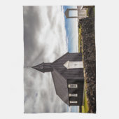 De Zwarte Kerk van Budir, IJsland Theedoek (Verticaal)