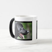 De zwarte labrador magische mok (Voorkant links)