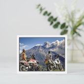 De zwarte reus blaast Briefkaart uit (Staand voorkant)