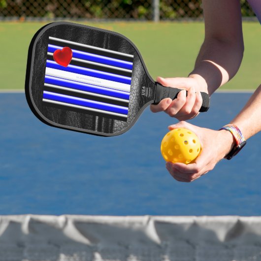 De zwarte royal van SlipperyJoe's Gay Leather Prid Pickleball Paddle (Insitu)