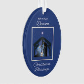 Deacon Kerstmis Zegeningen Manger op Blauw Ornament (voorkant)
